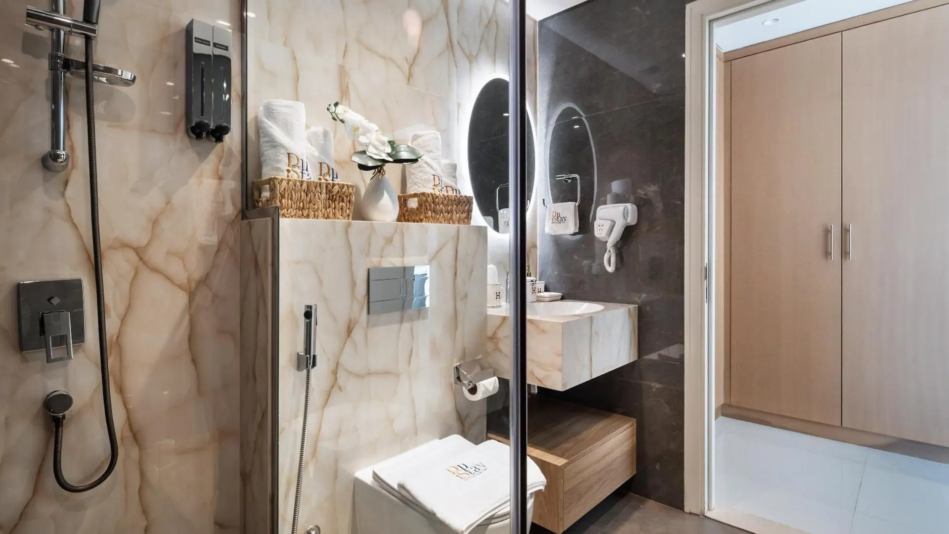 Apartment Downtown Luxury Treat - Premium Location! 2 Bedroom! Dubai
