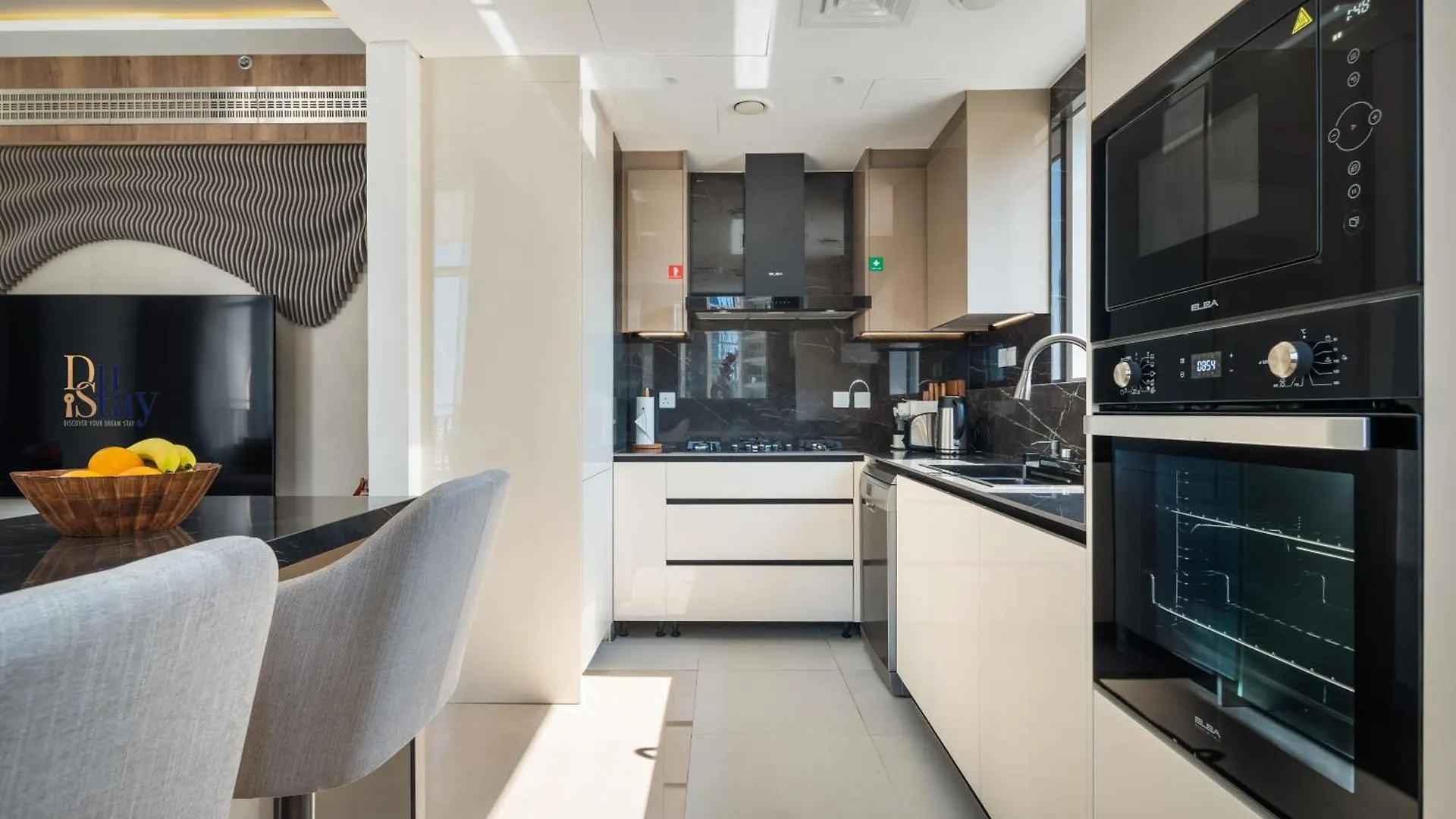 Downtown Luxury Treat - Premium Location! 2 Bedroom! Dubai Apartment